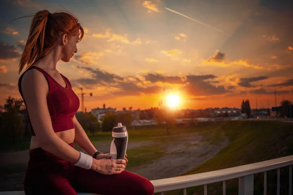 Retrato Mujer Fitness Después Del Entrenamiento Ciudad — Foto de Stock