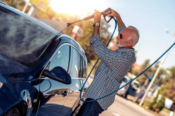 Homem Sênior Limpando Seu Carro Livre Com Alta Pressão — Fotografia de Stock