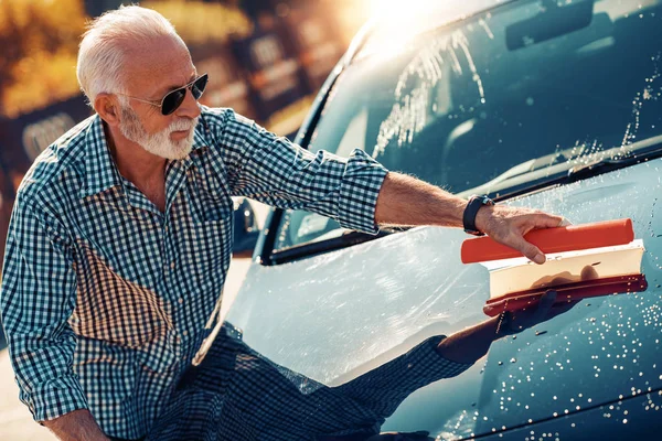 Άνθρωπος Που Φροντίζει Και Καθαρίζει Νέο Του Αυτοκίνητο — Φωτογραφία Αρχείου