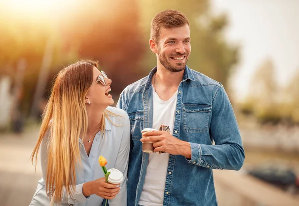 Mutlu Genç Çift Dışarıda Eğleniyor Gülümsüyor — Stok fotoğraf