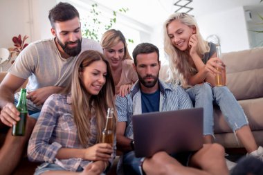 Grup insanlar laptop bir şey izliyor ve evde birlikte kutlamak.