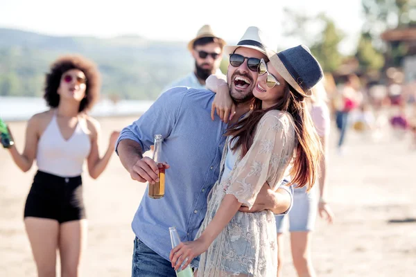 Young Couple Beach Having Fun Laughing Drinking Beers — Stock Photo, Image