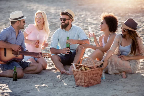 Grupo Personas Tomando Cervezas Escuchando Música Playa Juntos — Foto de Stock