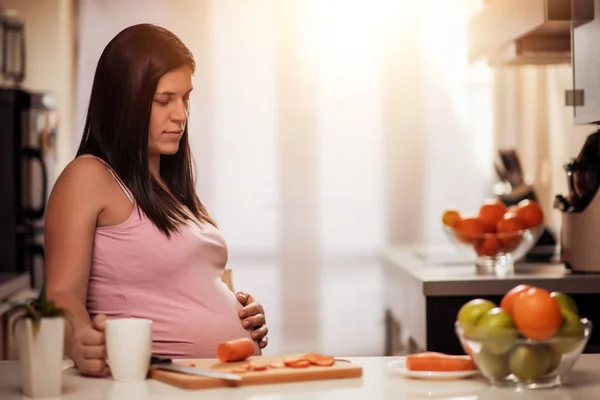 Беременная Женщина Кухне Режет Морковь Обед — стоковое фото