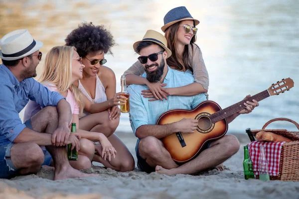 Felices Amigos Relajándose Tocando Guitarra Playa Divirtiéndose Fiesta Playa — Foto de Stock