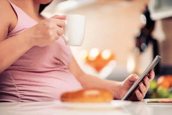 Έγκυος Γυναίκα Στο Σπίτι Χρησιμοποιώντας Tablet — Φωτογραφία Αρχείου