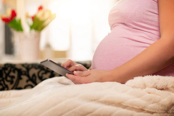 Έγκυος Γυναίκα Στο Σπίτι Χρησιμοποιώντας Tablet — Φωτογραφία Αρχείου