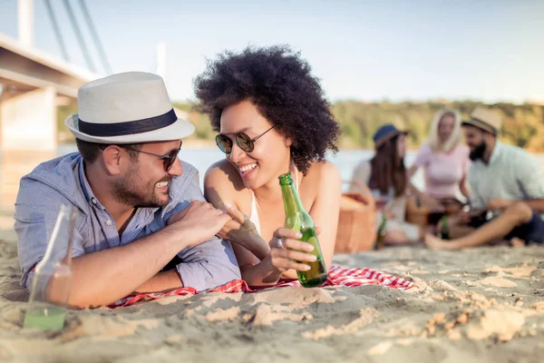 Pareja Joven Playa Divirtiéndose Riendo Bebiendo Cervezas — Foto de Stock