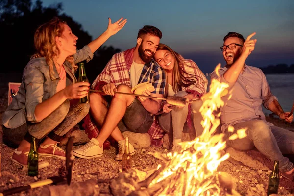 Amigos Haciendo Picnic Alrededor Del Fuego Grupo Jóvenes Amigos Haciendo —  Fotos de Stock