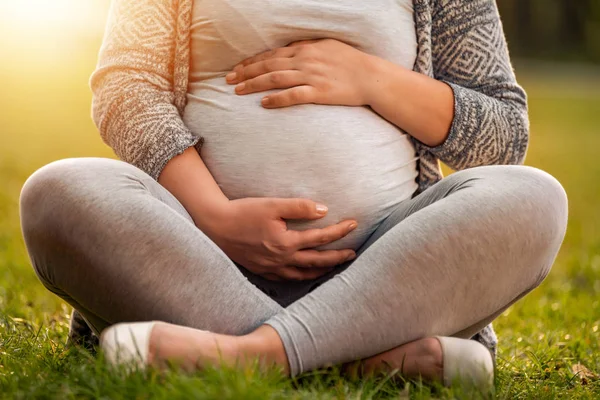 Mujer Embarazada Relajándose Parque —  Fotos de Stock