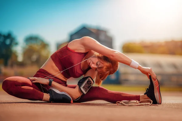 Fitness Kobieta Robi Kilka Rozgrzewki Ćwiczenia Przed Uruchomieniem — Zdjęcie stockowe