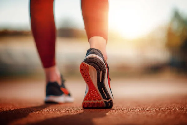 Fitness Kadın Eğitim Şehirde Koşu Spor Ayakkabı Yakın — Stok fotoğraf