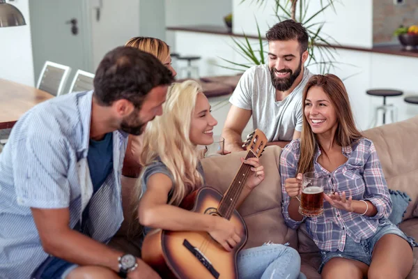 Amigos Alegres Disfrutando Juntos Casa — Foto de Stock