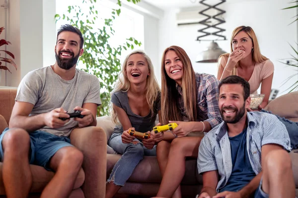 Młodzi Przyjaciele Bawią Się Nowymi Technologiami Przyjaciele Gaming Rozrywka Zabawa — Zdjęcie stockowe