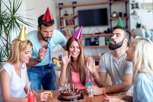 Jovem Feliz Celebrando Aniversário Casa — Fotografia de Stock