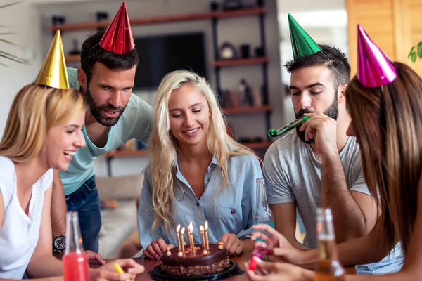 Jovem Feliz Celebrando Aniversário Casa — Fotografia de Stock