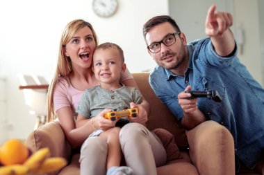 Mutlu aile birlikte video oyunları oynamak.
