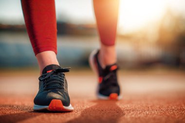 Güneşli bir günde dışarıda koşan kadın.