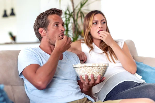 Pareja Viendo Televisión Comiendo Palomitas Maíz Pasar Tiempo Juntos Casa — Foto de Stock