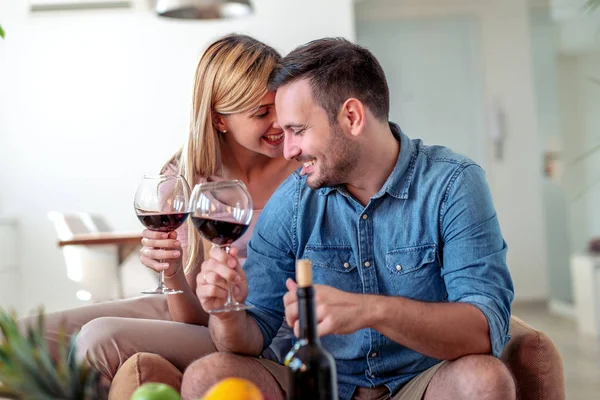 Feliz Pareja Joven Pasando Día Romántico Juntos Casa Bebiendo Vino — Foto de Stock