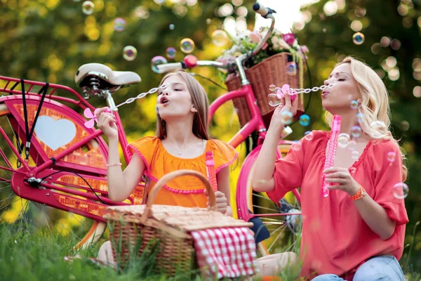 Moeder Dochter Picknicken Het Park Genieten Samen — Stockfoto