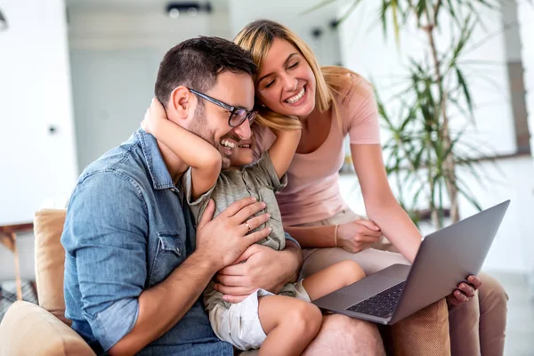 Família Jovem Olhando Para Laptop Juntos Casa — Fotografia de Stock