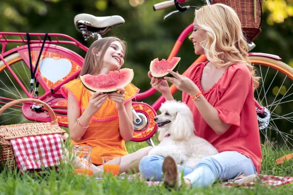 家族の時間公園でスイカを食べる母親と娘 — ストック写真