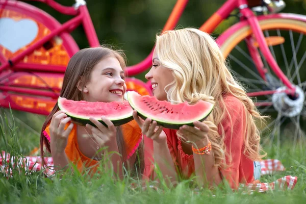 Familie Tijd Moeder Dochter Eten Watermeloen Het Park — Stockfoto