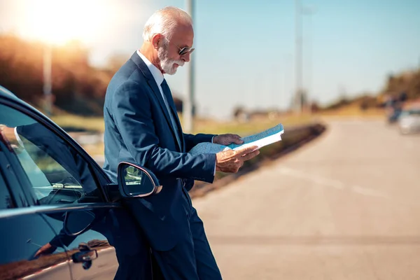 Homme Âgé Utilisant Carte Sur Son Voyage Voyager Concept Transport — Photo