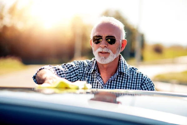 Senior Homme Nettoyer Voiture Extérieur Homme Avec Une Microfibre Essuyer — Photo