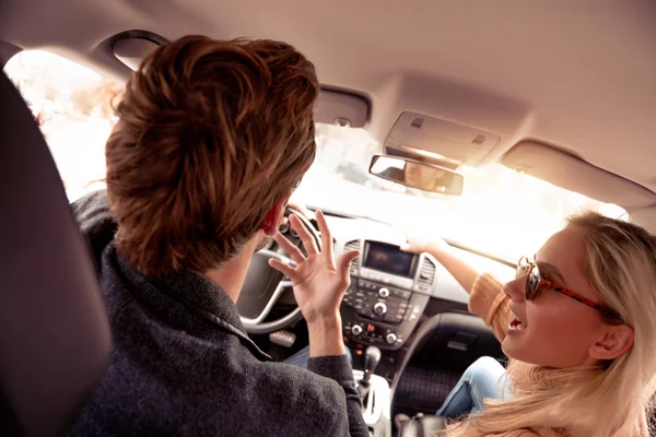 Freizeit Roadtrip Menschen Und Reisekonzept Mann Und Frau Fahren Auto — Stockfoto