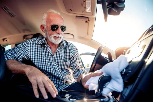 Starší Muž Dělá Starost Uklízím Nové Auto — Stock fotografie