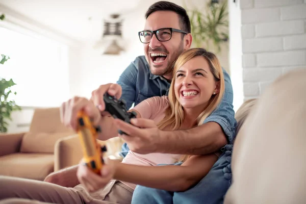 Verliebte Paare Genießen Ihre Freizeit Sitzen Auf Einer Couch Spielen — Stockfoto