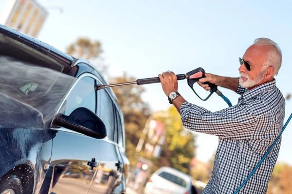 Mytí Aut Starší Muž Čištění Jeho Auto Pomocí Vysokého Tlaku — Stock fotografie