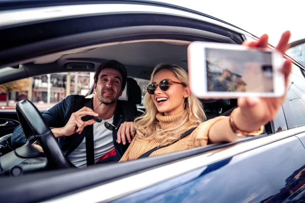 Couple Heureux Prenant Des Photos Eux Mêmes Dans Leur Voiture — Photo