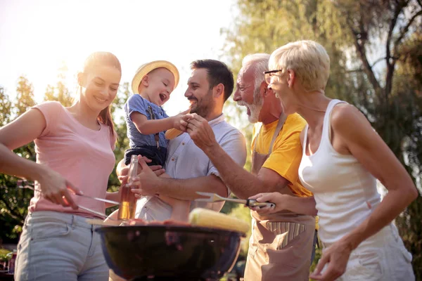 Happy Big Family Gathered Grill Picnic Leisure Food Family Holidays — стоковое фото
