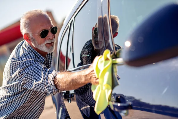 Πορτρέτο Ενός Ανώτερου Άντρα Που Καθαρίζει Αυτοκίνητό Του Ένα Πανί — Φωτογραφία Αρχείου