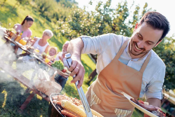 Jedzenie Ludzie Koncepcja Czasu Rodzinnego Młody Człowiek Gotowanie Mięsa Grillu — Zdjęcie stockowe