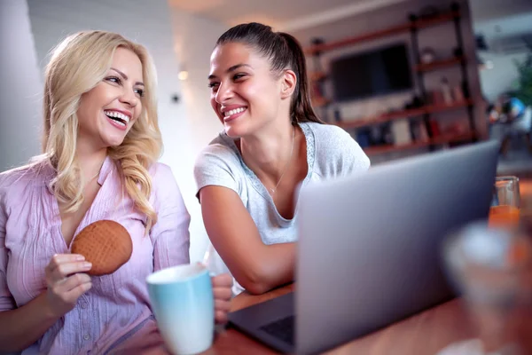 Dos Hermosas Mujeres Disfrutando Casa Utilizando Ordenador Portátil — Foto de Stock