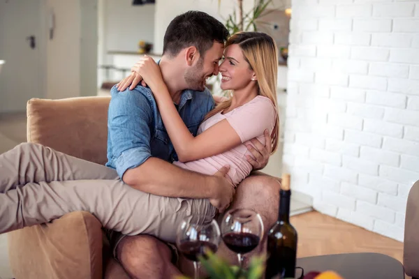 Jeune Couple Amoureux Buvant Verre Vin Rouge Dans Leur Salon — Photo