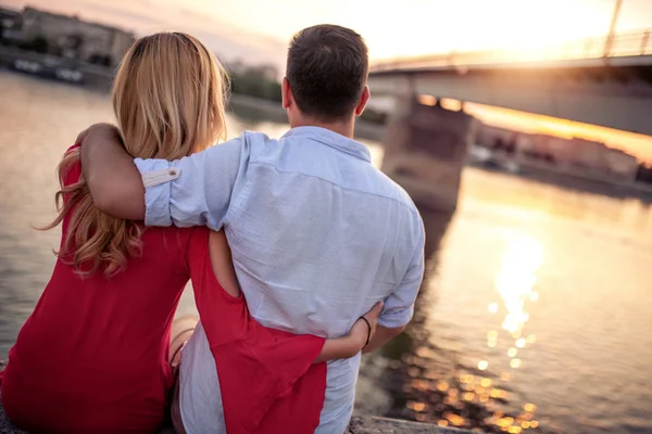 Vue Romantique Couple Assis Bord Rivière Coucher Soleil — Photo