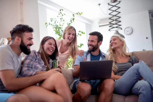 Grupo Personas Viendo Partido Fútbol Ordenador Portátil Celebrar Juntos Casa — Foto de Stock