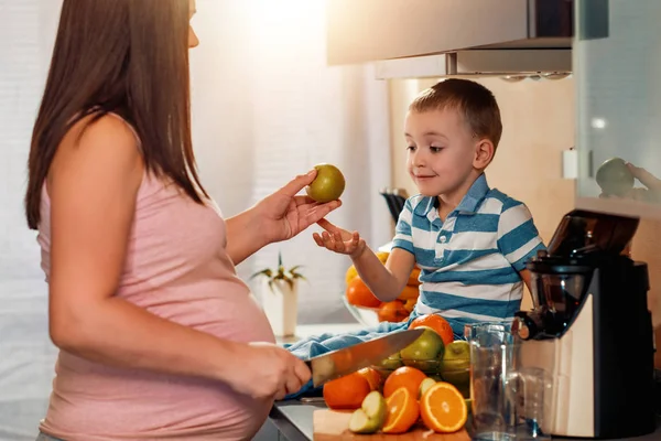 Madre e hijo haciendo jugo —  Fotos de Stock