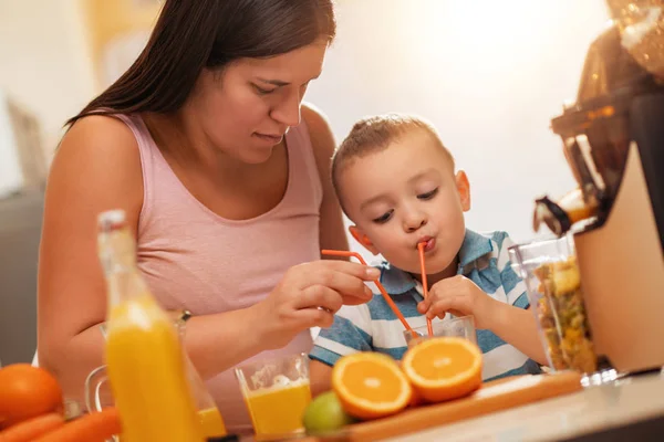 Madre e hijo haciendo jugo — Foto de Stock