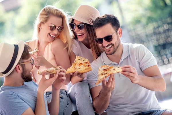 Amigos Felices Sentados Comer Pizza Divertirse Aire Libre Citas Consumismo — Foto de Stock
