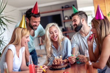 Bir grup arkadaş evde doğum günü kutluyor. Parti, tatil, mutluluk, eğlence ve insanlar konsepti