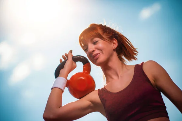 Portret Van Fitness Vrouw Workout Met Kettlebell Stad — Stockfoto