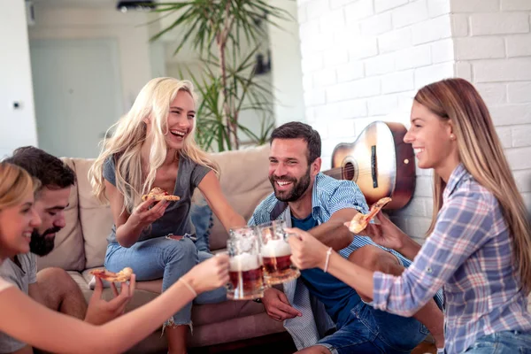Vrienden Genieten Samen Thuis Eten Pizza Drinken Bieren — Stockfoto