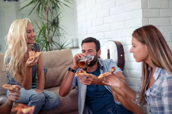 Přátelé Kteří Spolu Užívají Doma Jedí Pizzu — Stock fotografie