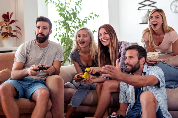 Giovani Amici Divertono Con Nuove Tecnologie Gioco Intrattenimento Divertimento Concetto — Foto Stock